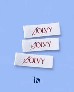 In nhãn cotton JOLVY màu trắng in logo đỏ