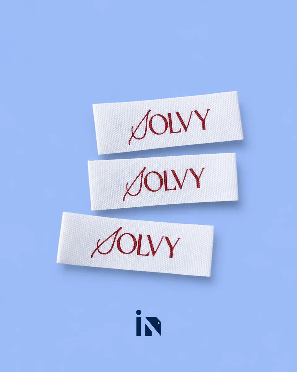 In nhãn cotton JOLVY màu trắng in logo đỏ