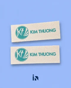 In nhãn cotton Kim Thương logo xanh trên nền cotton