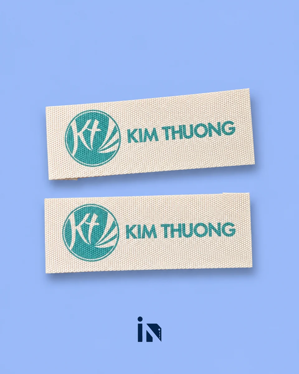 In nhãn cotton Kim Thương logo xanh trên nền cotton