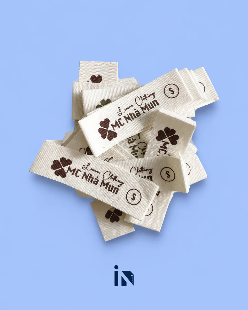 In nhãn cotton MC Nhà Mụn có logo và size sản phẩm