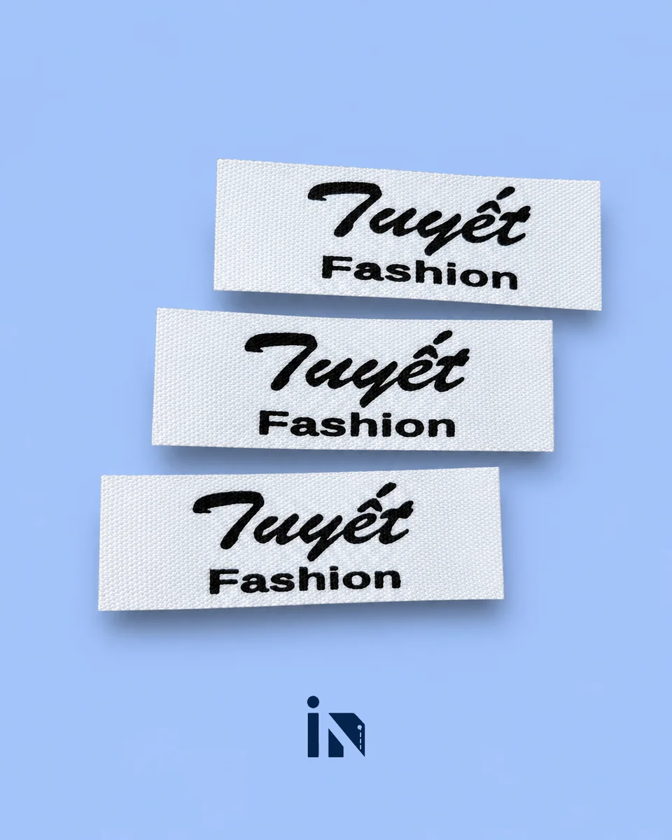 In nhãn cotton Tuyết Fashion màu trắng chữ đen